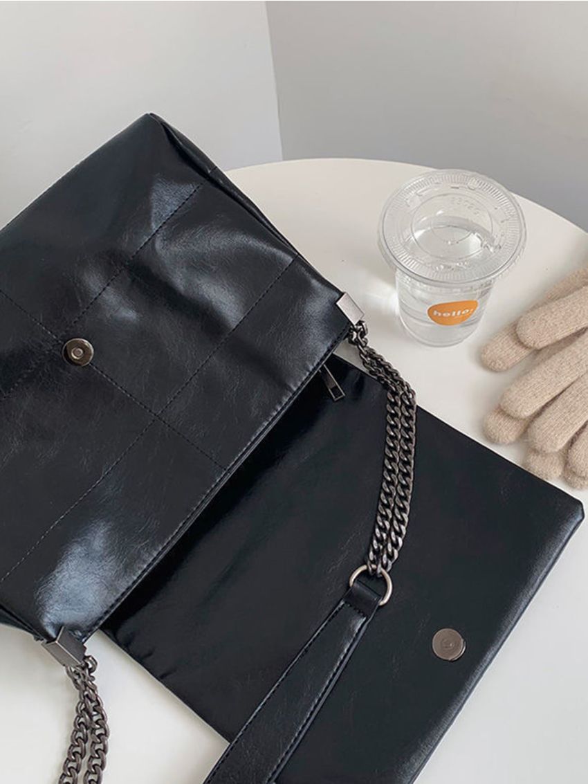 Minimalist Flap Chain Baguette Bag