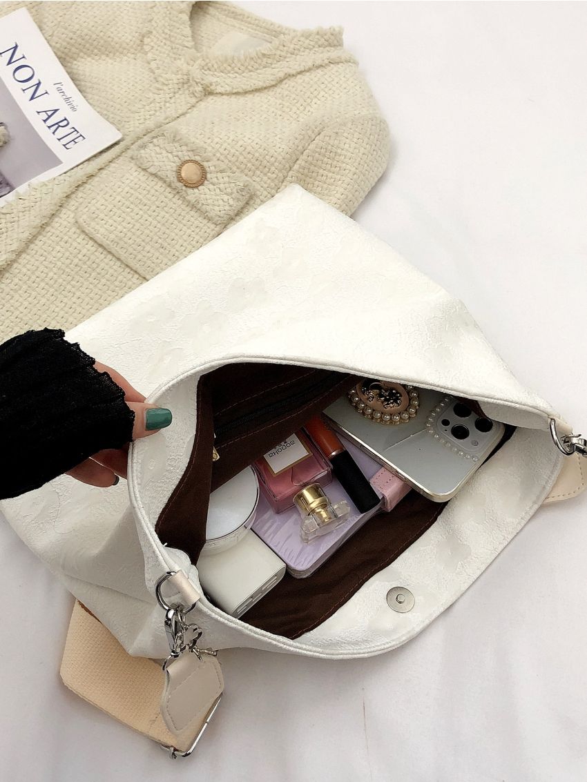 Chain & Letter Patch Decor Bucket Bag