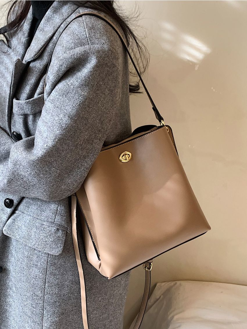 Minimalist Twist Lock Bucket Bag