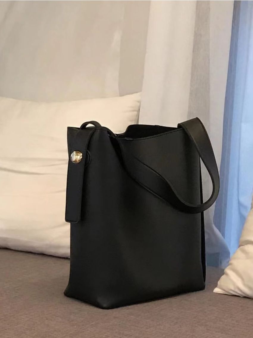 Minimalist Twist Lock Square Bag