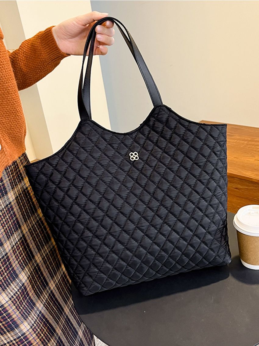 Quilted Large Capacity Shoulder Tote Bag Metal Decor Tote Bag For Women