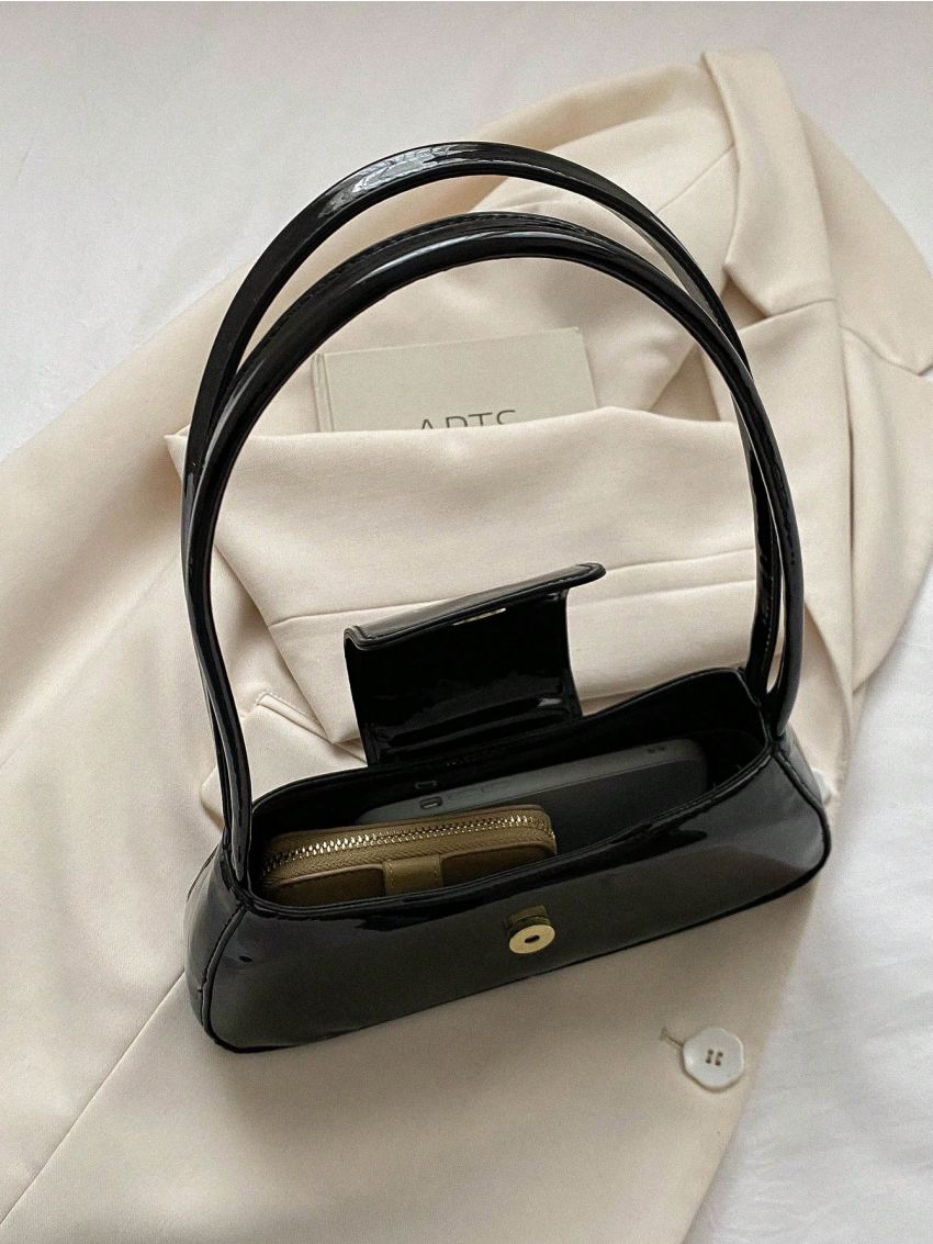 Medium Baguette Bag Letter Detail